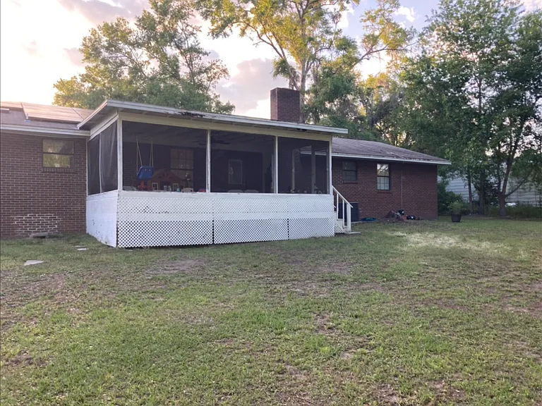 205 SE Jonathan Way — Photo 4