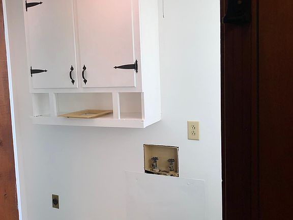 Area for washer and dryer off from kitchen