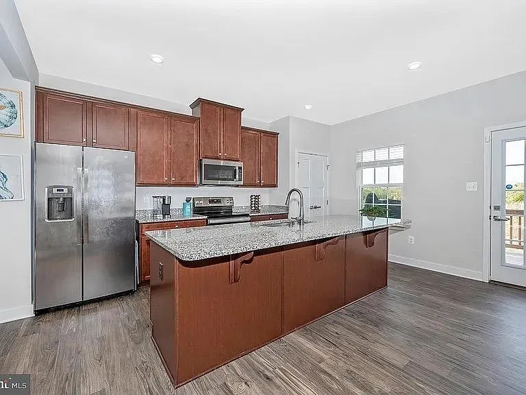 3 bed, 2.5 bath, 1988 sqft, $2,100 — Photo 4
