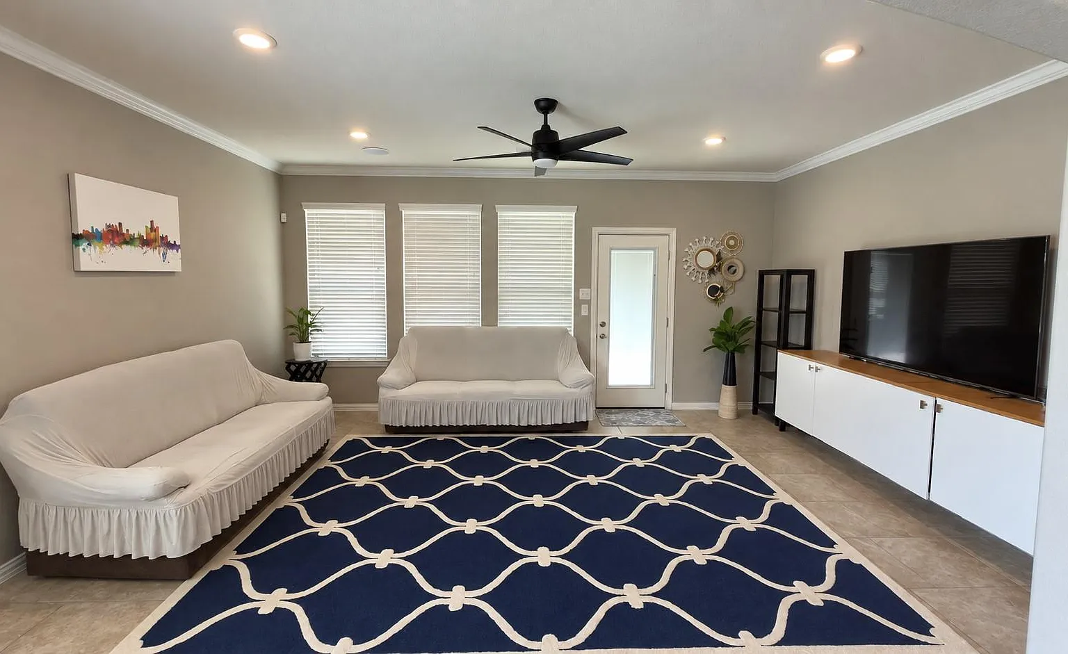 3 bed, 2.0 bath, 1762 sqft, $2,300 — Photo 2