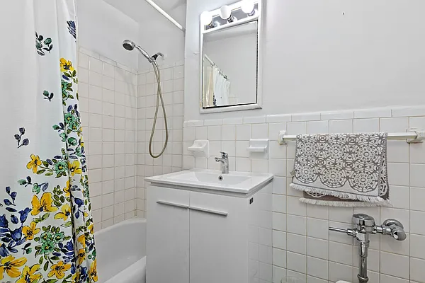 Sold by Luxian International Realty LLC | media 7