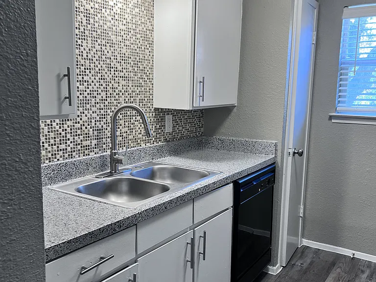 Autumn Creek Apartments — Photo 10