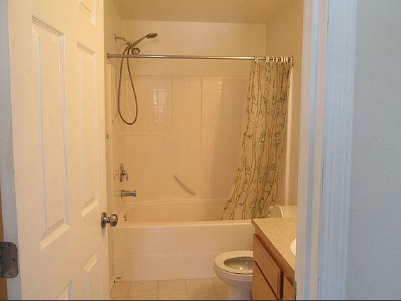 2nd image of 2206 Jasmine Pl #105