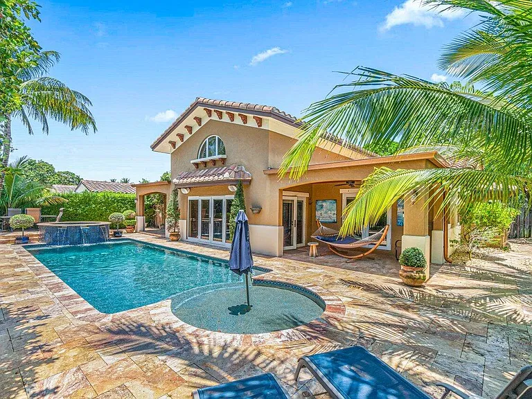 870 NW 7th St — Photo 35