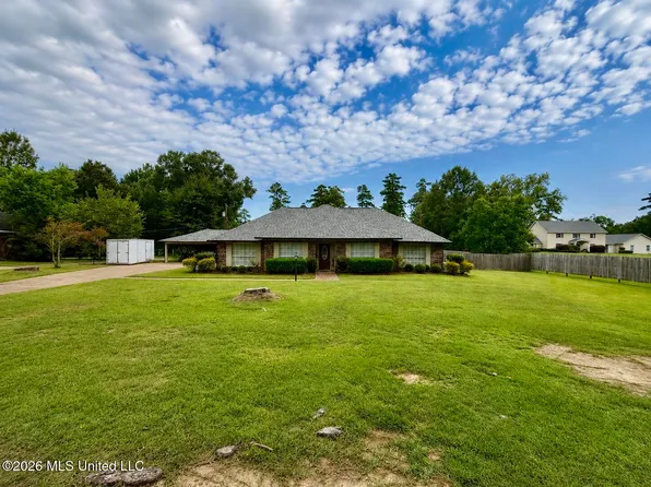 453 Oak St NW, Magee, MS 39111