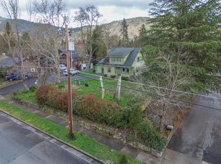 953 NE 9th St, Grants Pass, OR 97526