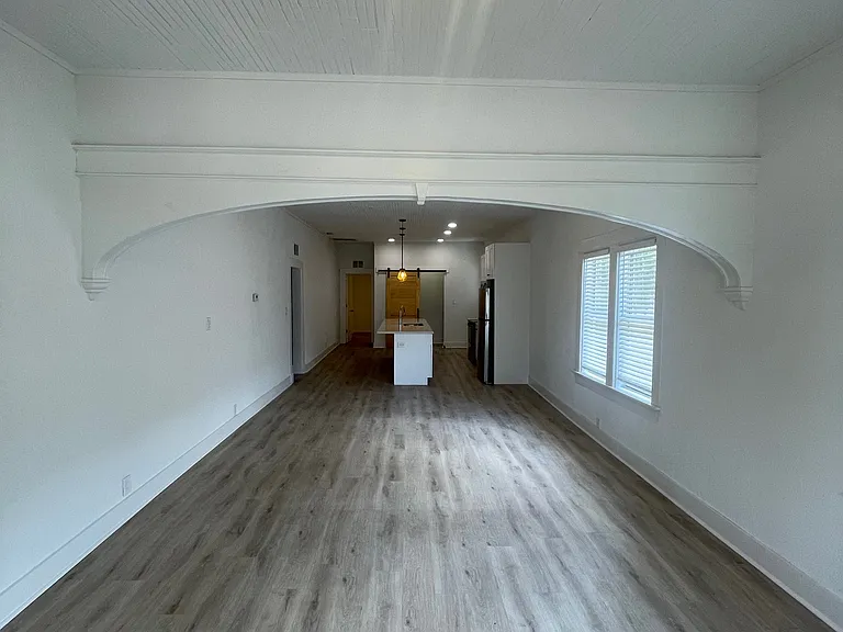 2511 W Beach St — Photo 2