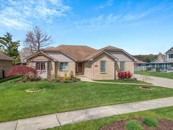 33785 Farmview Ln, Fraser, MI 48026