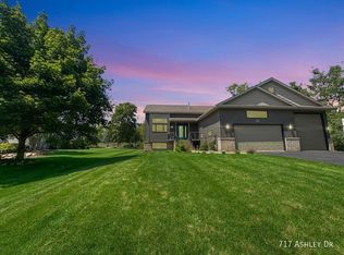 717 Ashley Dr, Chaska, MN 55318