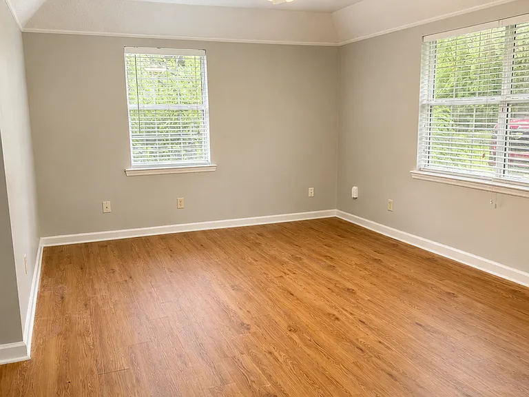 212 E Hilton Ave — Photo 5