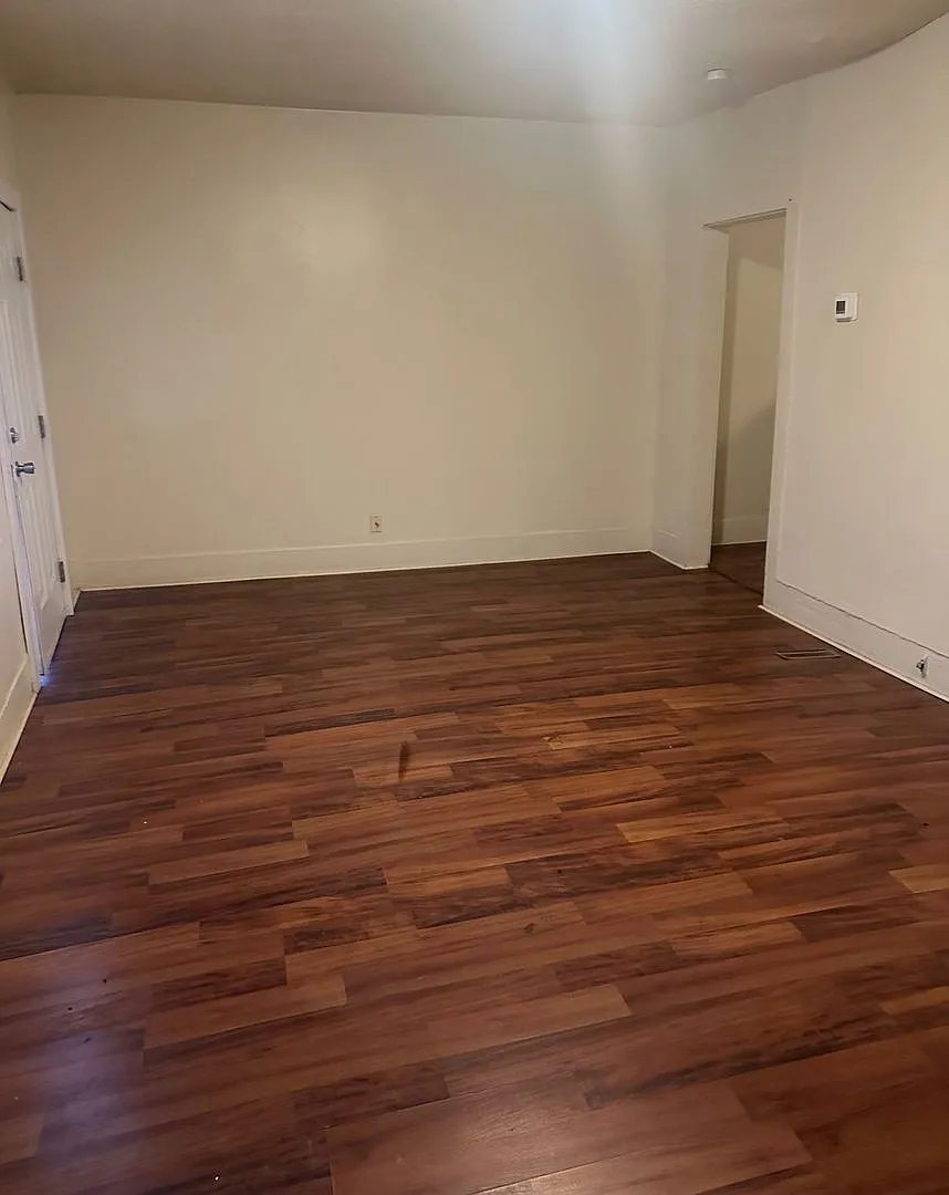One bedroom — Photo 3