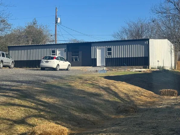 831 Louisiana Ave, Etowah, TN 37331