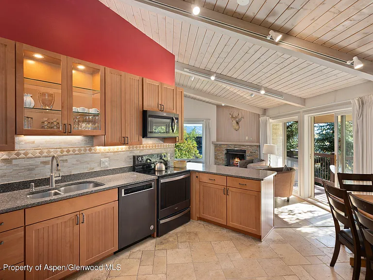35 Upper Woodbridge Rd #26EF — Photo 6