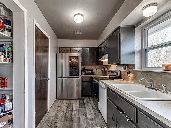 4th image of 705 Willis St