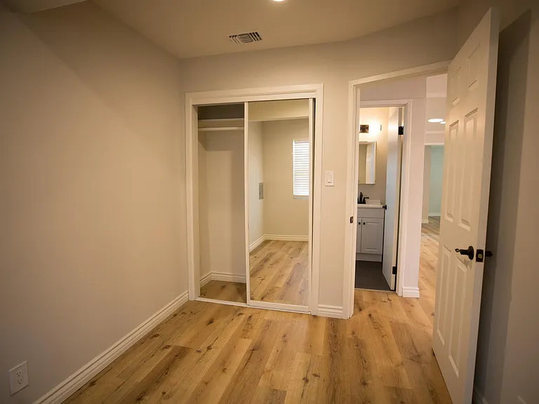 2210 Clinton St — Photo 11