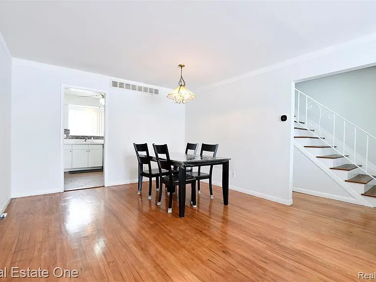 509 Fox Hills Dr N — Photo 3