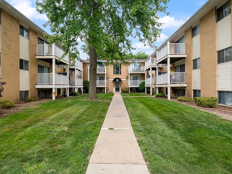 Miracle Manor Apartments — Photo 2