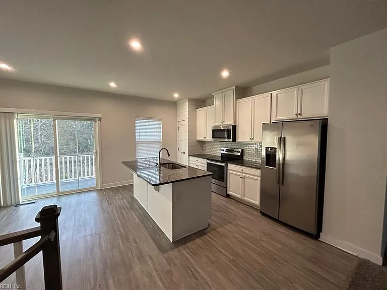 537 Westport St — Photo 2