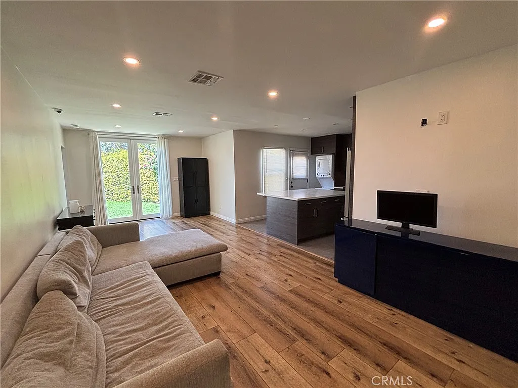 3 bed, 1641 sqft, $4,200 — Photo 3