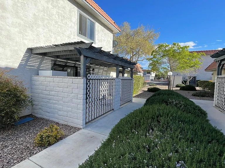 1020 Willow Tree Dr #B — Photo 26