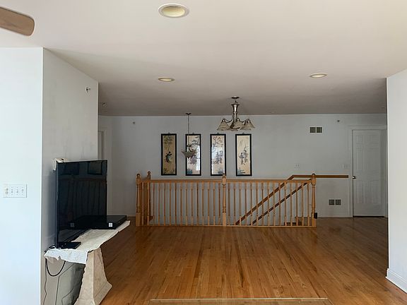 4th image of 1513 Queen Ann Ln