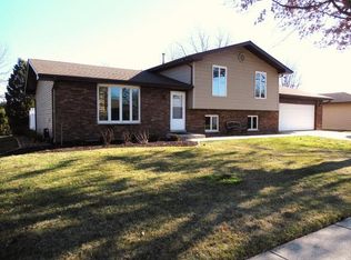 114 Blackhawk Dr, Minooka, IL 60447