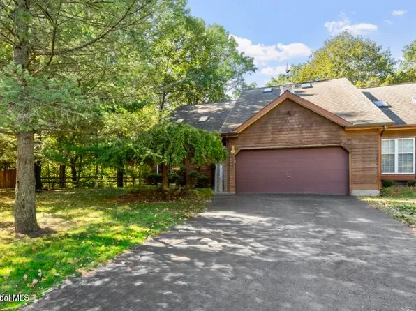 13 Tracey Court, Troy, NY 12180