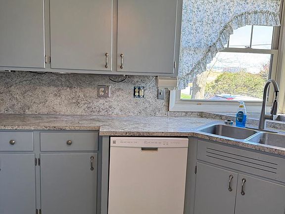 4th image of 3319 Hillside Dr