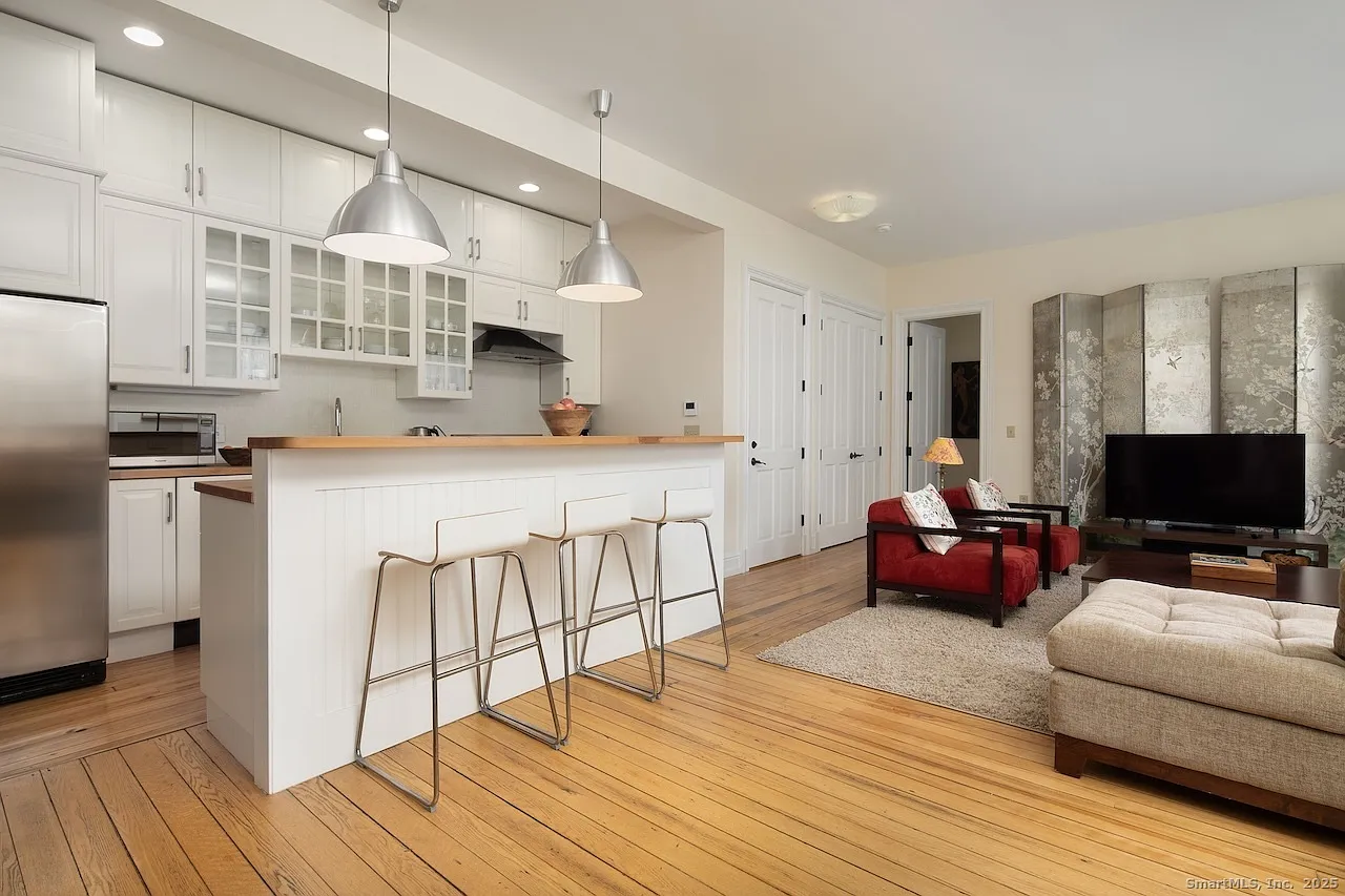 2 bed, 2.5 bath, 925 sqft, $3,850 — Photo 2