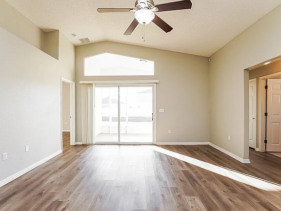 3rd image of 827 Summer Glen Dr