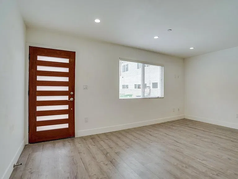 2300 Carmona Ave — Photo 5