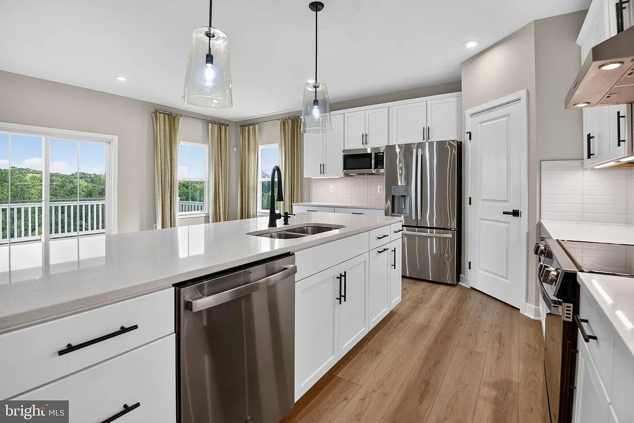 4 bed, 4.5 bath, 3546 sqft, $4,700 — Photo 4