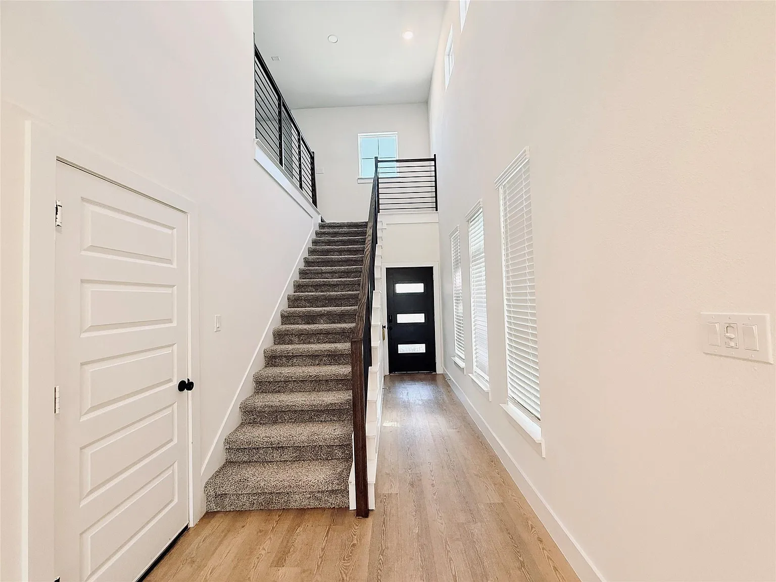3 bed, 3.0 bath, 1912 sqft, $2,400 — Photo 3