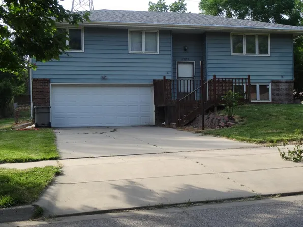 5830 Dogwood Dr, Lincoln, NE 68516