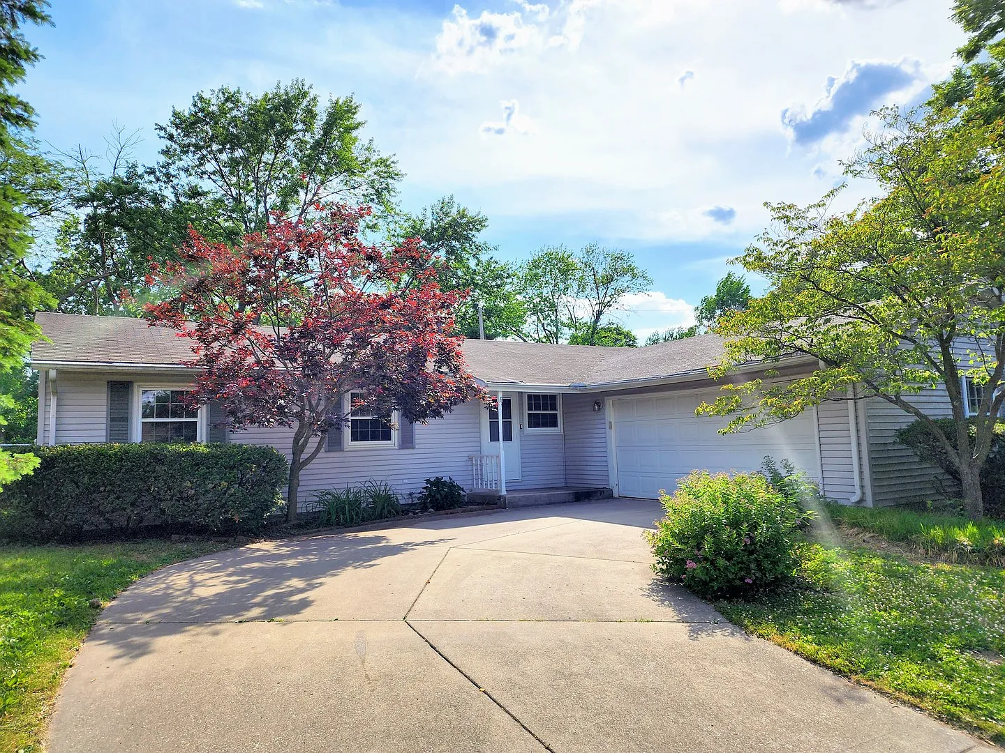 1825 Crescent Dr photo 1