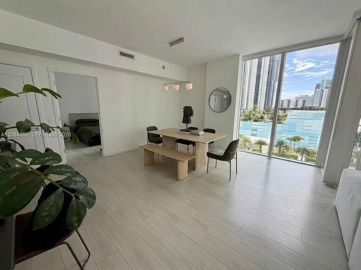 The Crimson Condo — Photo 2