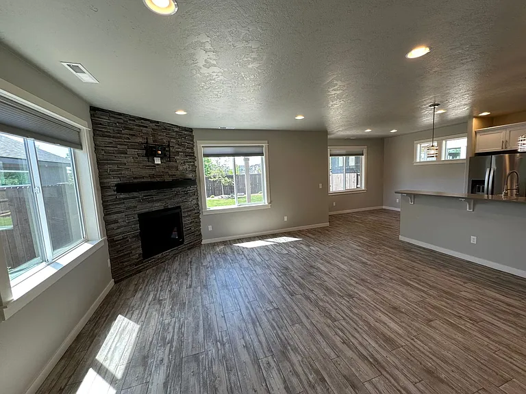 2558 NW Hemlock Way — Photo 6