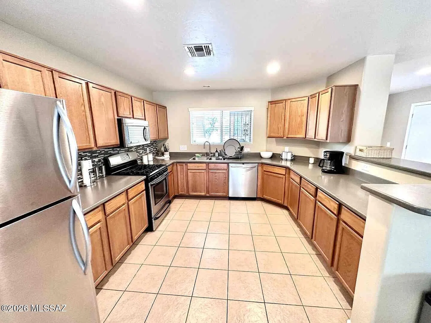 4 bed, 2.5 bath, 2023 sqft, $2,400 — Photo 3