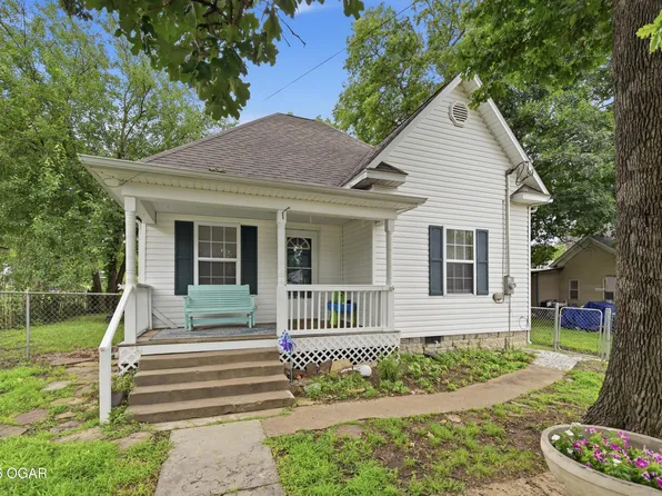 524 Walnut St, Carthage, MO 64836