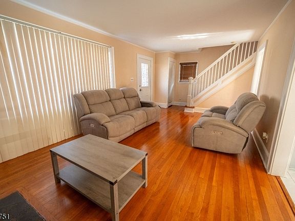 4th image of 20 Maple St