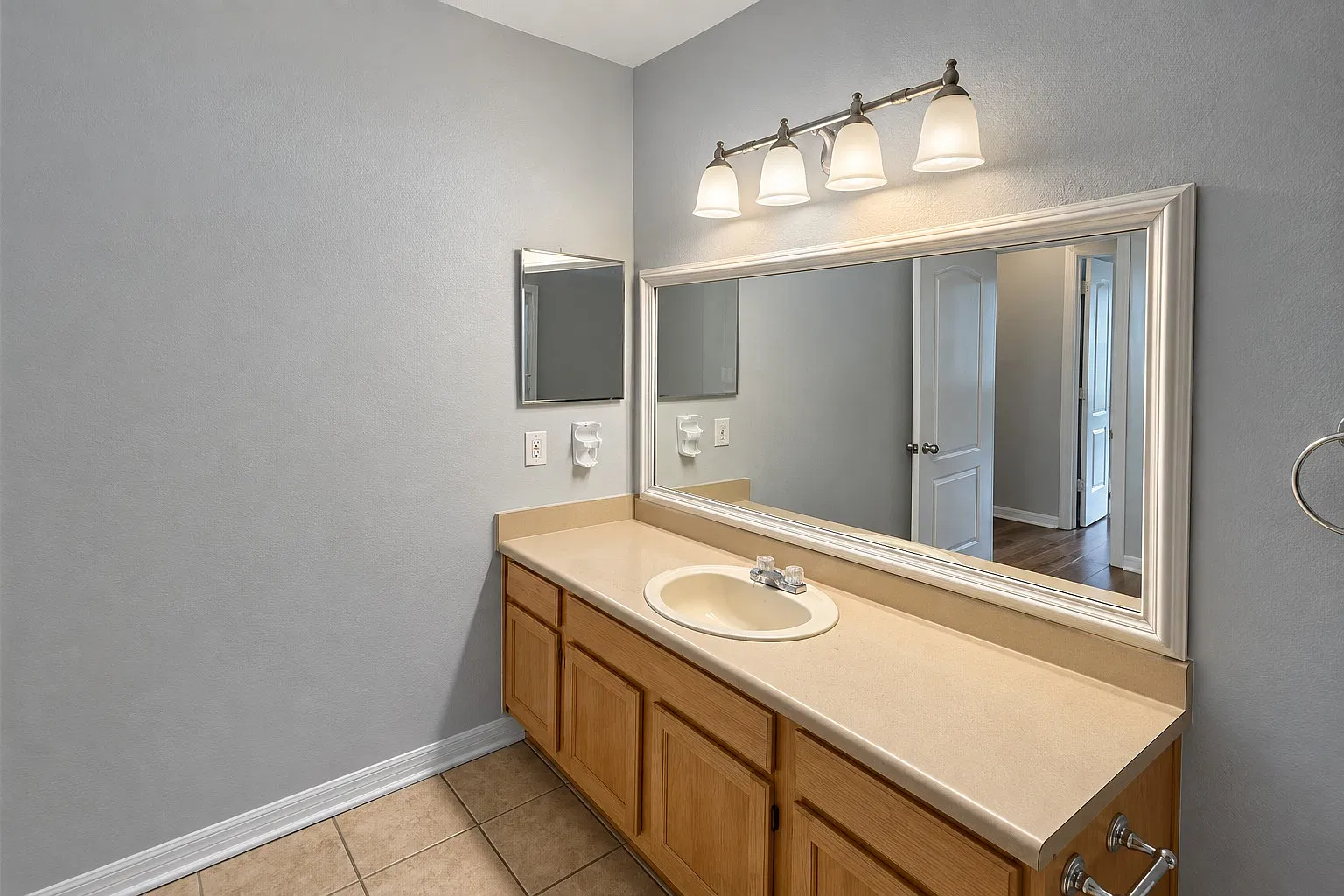 1 bed, 942 sqft, $1,550 — Photo 4