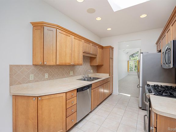 5th image of 49290 Wayburn Dr