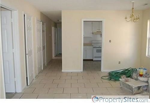 3rd image of 805 W Waddell St