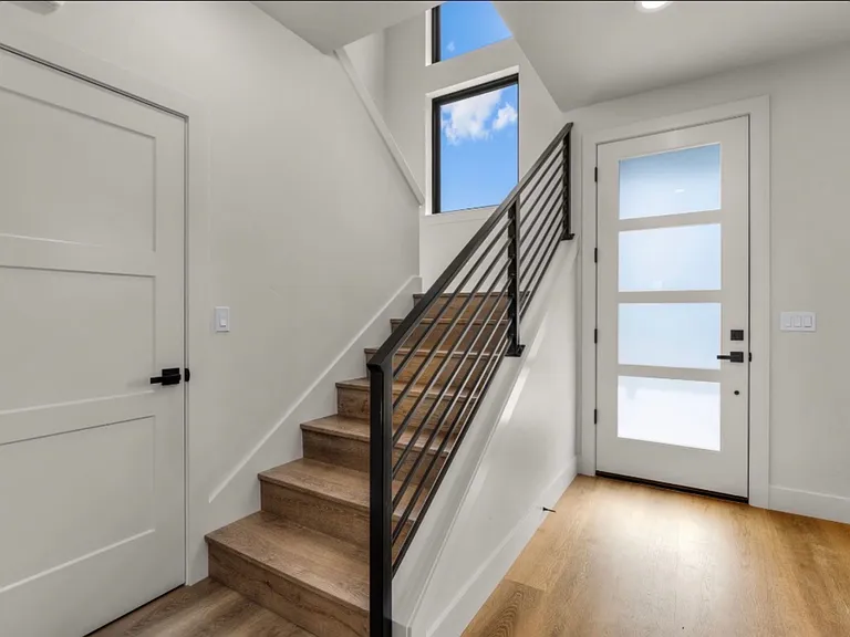 2548 SW Yew Ave #A — Photo 4