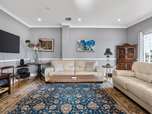 10 Vernon St #Penthouse 2, Brookline, MA 02446