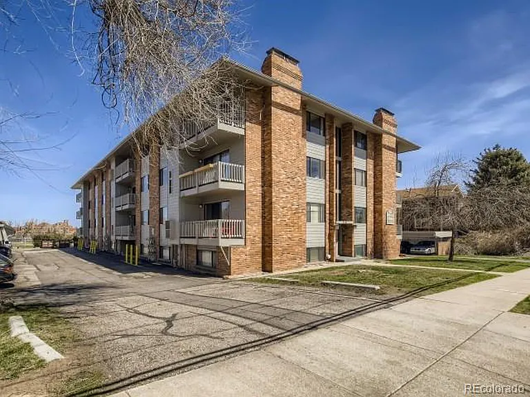 FANTASTIC LOCATION! ACROSS THE STREET FROM CU. Walking distance to Chautauqua, The Hill and Pearl St.