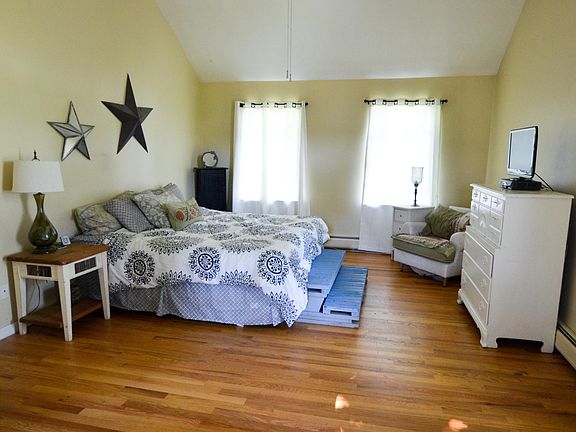 Master BR w Vaulted Ceilings