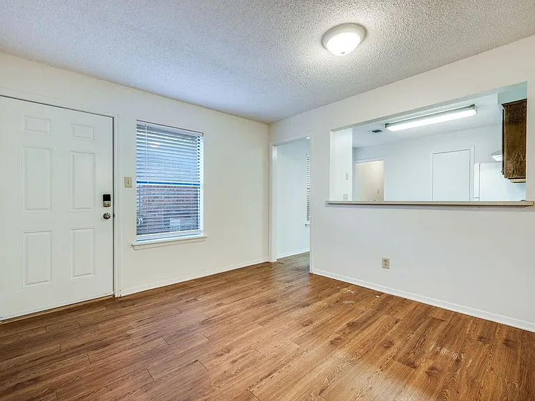 329 Casie Ct — Photo 2