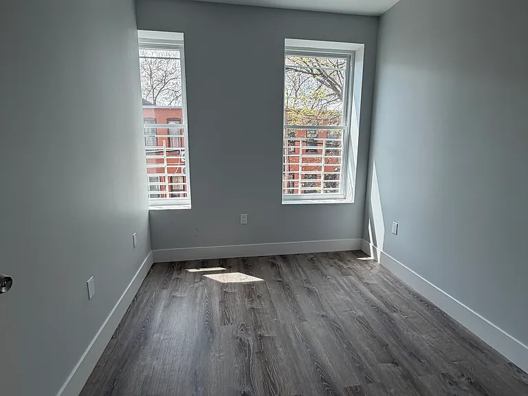 472 Herzl St #2R — Photo 5