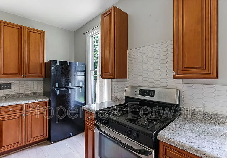 673 E Sycamore St — Photo 12
